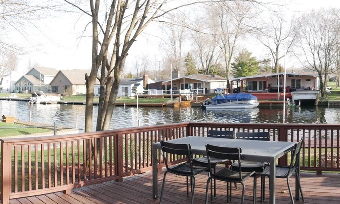 Shelbyville Cottage | Cozy Canal Cottage directly on Gun Lake