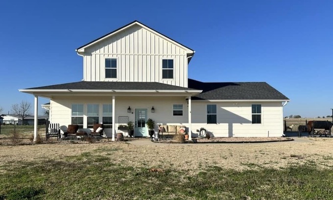 Waco Other | Charming Countryside Retreat: Experience Rustic Bliss at Our VRBO Farmhouse