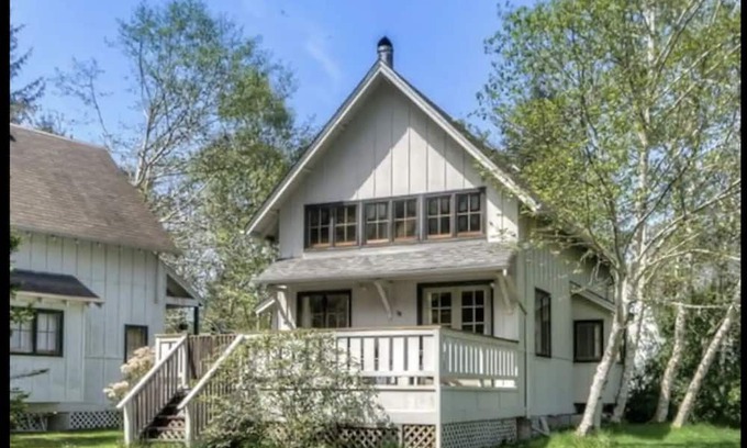 Yachats Cabin | River front cabin a quick walk to the ocean and downtown Yachats!