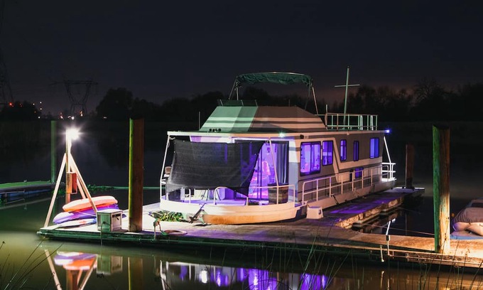 Birds Landing Boat Rental | Romantic Getaway with Sauna, fireplace and great seal watching