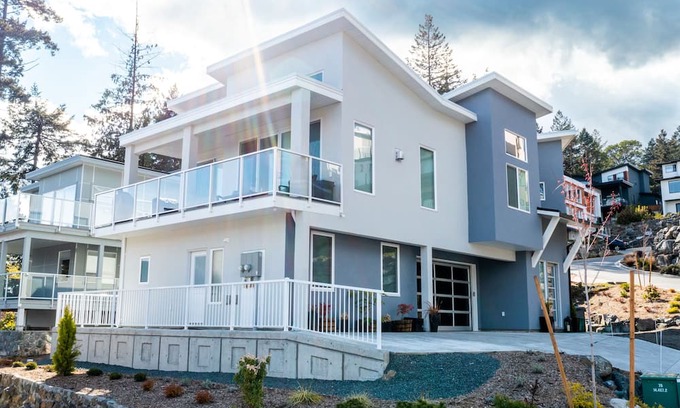 Colwood House | New Modern 1-bedroom self contained suite w/ Air Conditioning