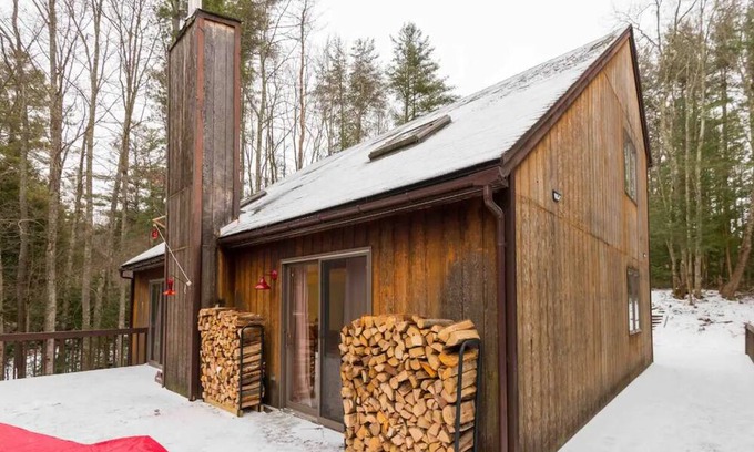 Jewett House | Cabin 10 Minutes to ski Hunter&Windham, Sleeps 6, Snowshoeing, Huge Property