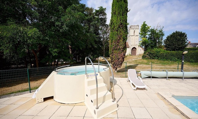 Ingrandes Ski Chalet | Luxe Sanitary XL 6 Pers. Villatent at 4-star campsite Le Petit Trianon