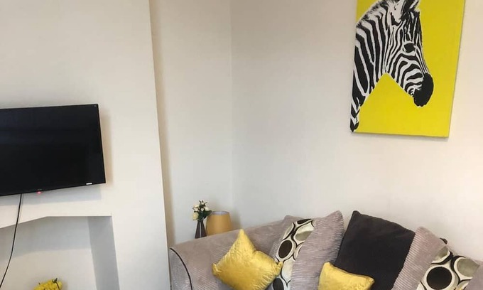 Gedling House | Convenient 2 bedroom house free Parking wifi
