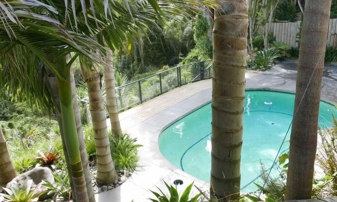 Hamilton House | Peaceful gully retreat set amoungst NZ native bush