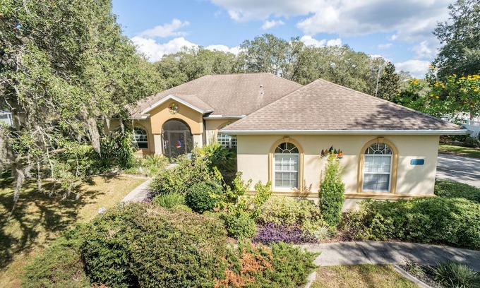 Hernando House | Comfortable Villa with lots of privacy and pool on one acre in Hernando FL