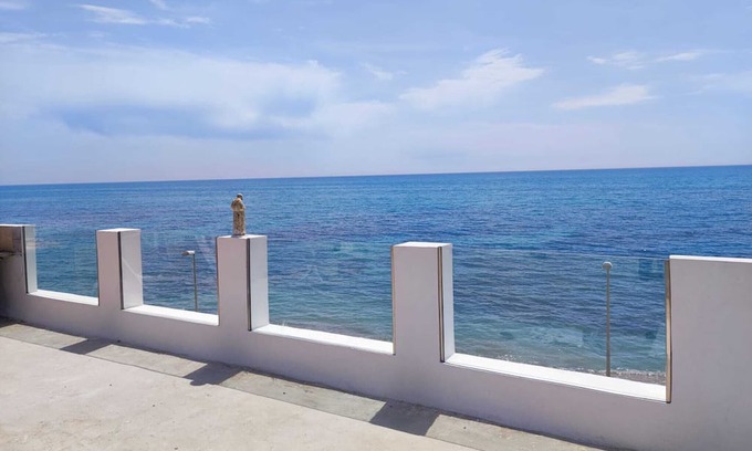 Seccagrande Apartment | "Apartment for 4-5 people" with terrace by the sea, barbecue, deck chairs