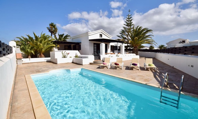 Montana Roja Villa | Beautiful villa & Private pool & Free wifi& parking & BBC international channels