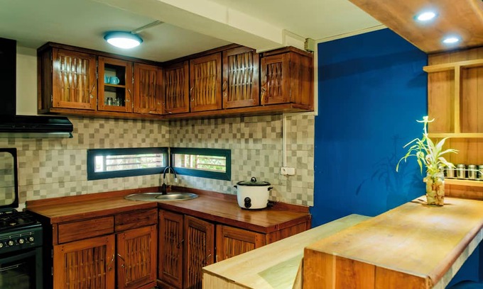 Hell-Ville House | Cattleya Guest House