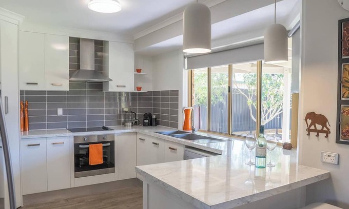 Urraween House | Stays With Ripley 3 Minutes Drive to Hospital and Beach Pet Friendly