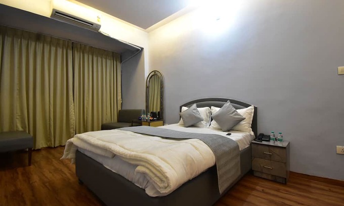 Khar Hotel | Hotel Evergreen