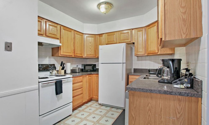 Evanston Apartment | Church 1100-301