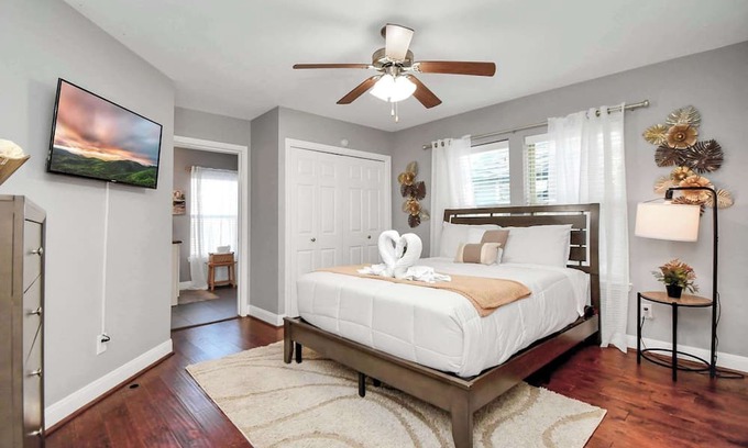 MacGregor House | Elegant HTX Retreat In Prime Location