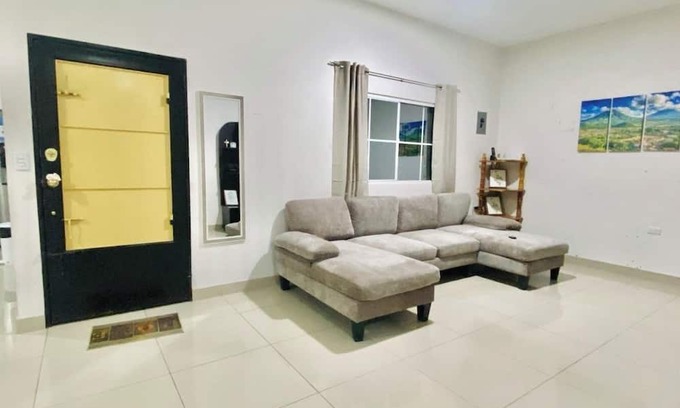 El Porvenir House | Casita near the airport and in the center of El Salvador.