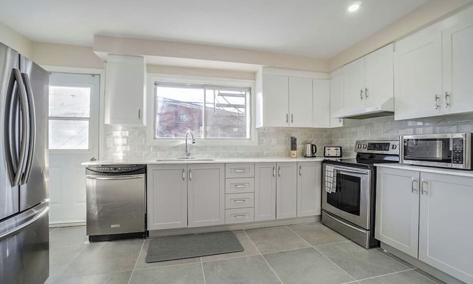 Ahuntsic-Cartierville Apartment | Relaxing Montreal 3 BR Appartment, close to transport and services