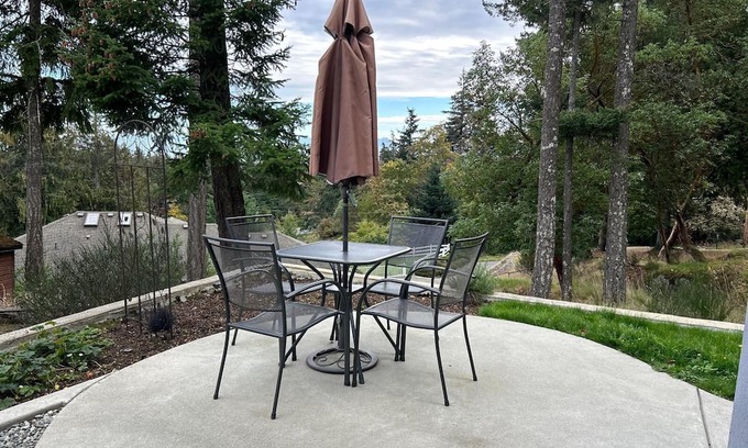 Colwood House | Hilltop Hideaway