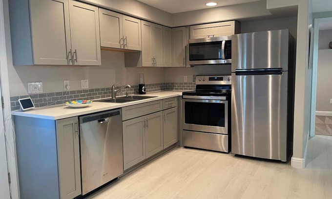 Club Crest Apartment | Luxury Waterfront Living: Charming One-Bedroom Apartment on the Tranquil Canal