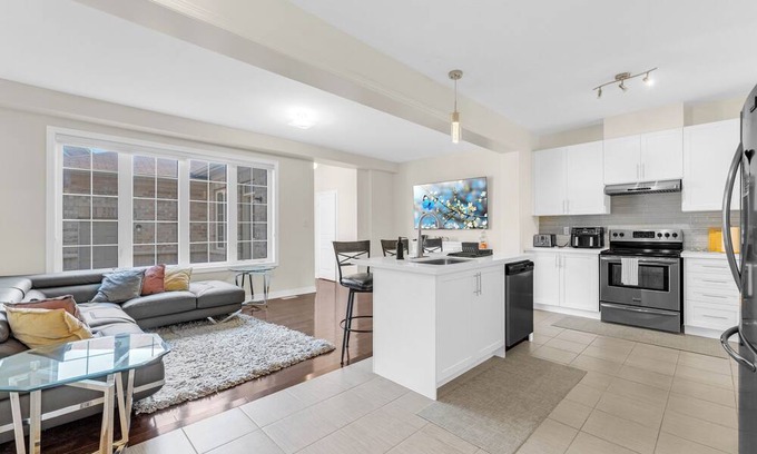 Vaughan House | Spacious 4 bedroom Escape Near Canada's Wonderland!