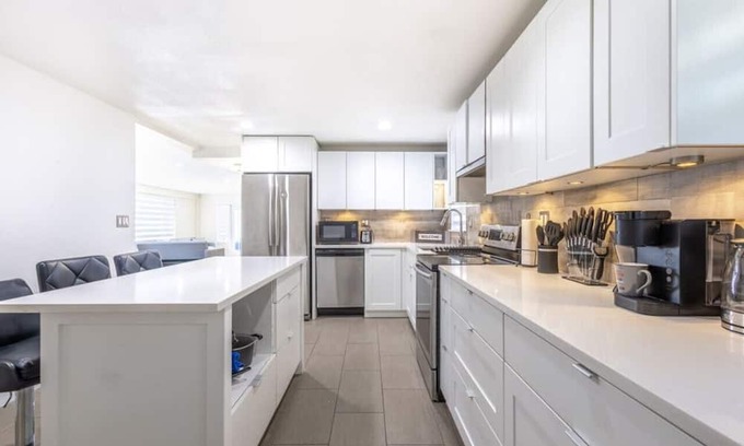 Abbotsford House | Spacious: Close to Airport ~ Pool ~ Hot Tub