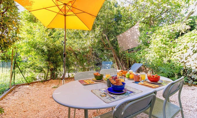 Le Lavandou Apartment | SELECT' - Garden apartment downtown !