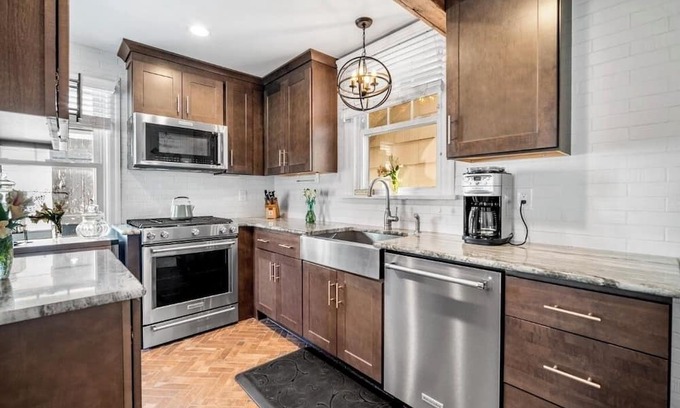North End House | 5 bedrooms, Sleeps 12, steps to beach and boards with parking in the Gardens