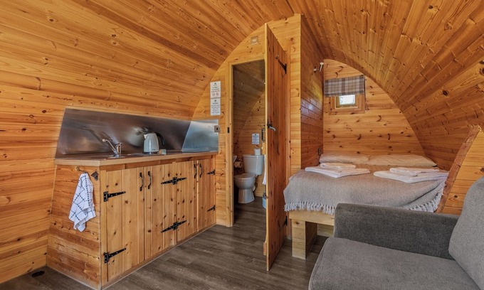 Laugharne House | Pods @ Broadway Standard with hot tub