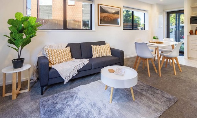 Henderson House | Prime West Auckland: 2Bedroom Townhouse