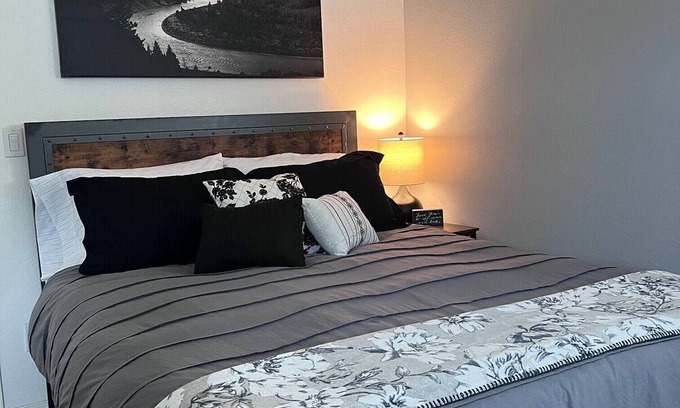 Des Moines Apartment | "The Cozy Studio" Not shared space, in awesome Des Moines with AC, WiFi