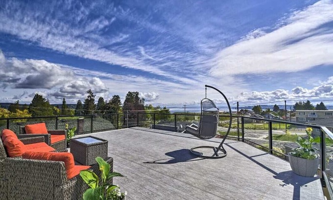 West End House | 'Ruston Retreat' - Mod Home w/Rooftop Deck!