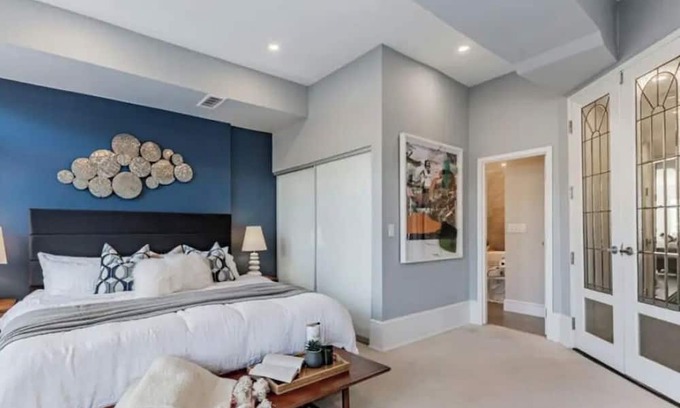 Midtown Toronto Condo | Corporate living at the crossroads of the Annex and Yorkville (long term rental)