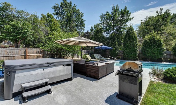 Lenexa House | Luxury Lenexa 3-bedroom house with heated pool
