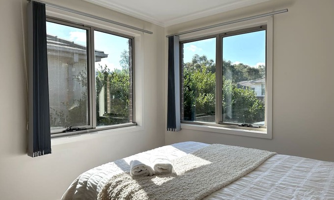 Ascot Vale House | Spacious City-Edge Parkville Family Home (5 Bedrooms /3 Bathrooms)