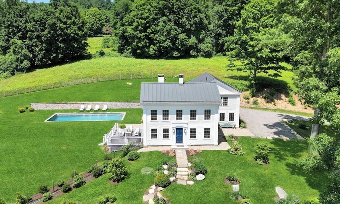 New Preston House | Luxurious, Spacious, Newly Renovated Vacation Home Walking Distance to Lake.