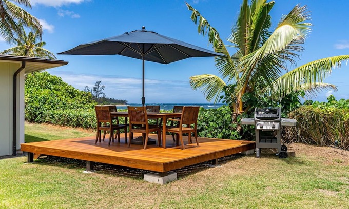 Mokuleia House | Promo price until November! Mokuleia Beach Villa: Beachfront w/Ocean Views,Deck