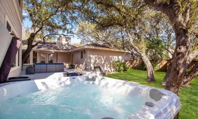 Mesa Oaks House | Domain Deluxe-Spacious 5bd Modern Retreat, Hot Tub