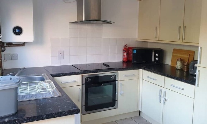 Trafford House | Delightful 2-Bed Cottage Escape