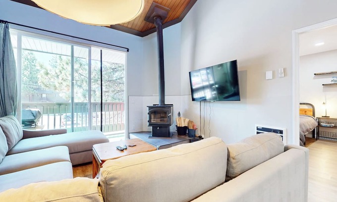 Mammoth Lakes Condo | Mammoth Getaway – Chic Condo w/Loft, Onsite Pool & More!