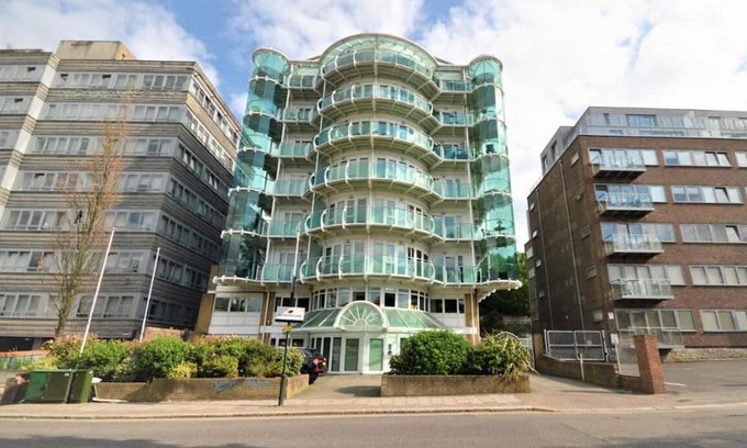 Oakleigh Apartment | Spacious 2 bed North London flat with balcony and parking, sleeps 5