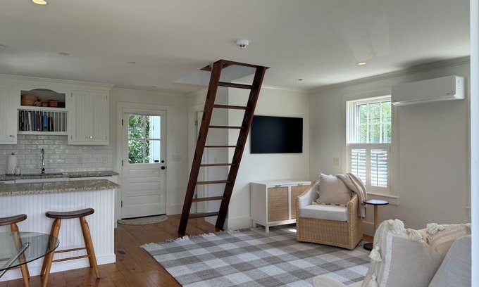 Brant Point Cottage | Clean/new loft cottage in fabulous Brant Point. Walk to town w/AC/heat, porch