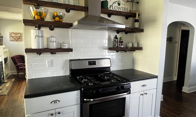 Hamburg House | Cozy Cape in the Heart of Hamburg Village