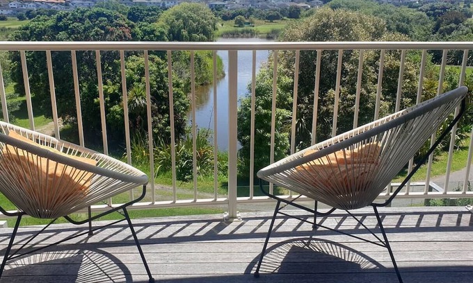Gulf Harbour Apartment | Delightful apartment in Gulf Harbour-King Bed and ensuite. Full Kitchen. Wi-Fi