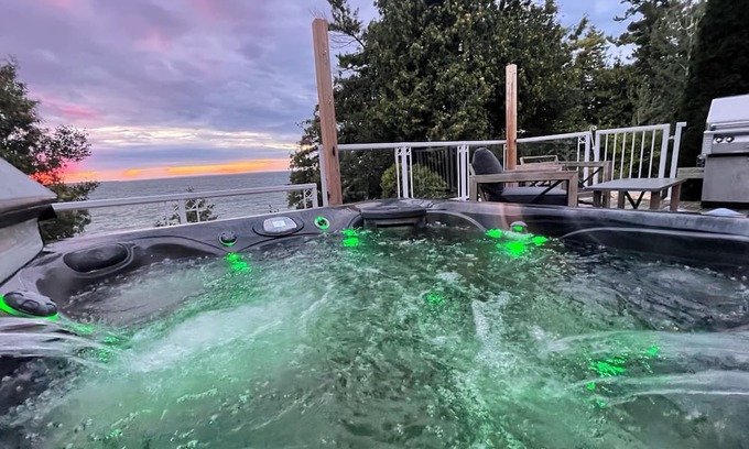 Brock Cottage | Direct Waterfront Cottage to Lake Simcoe w/Hot Tub, Sauna, BBQ Stove, Deck, Dock