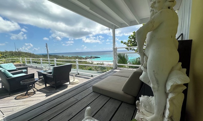 Southampton House | Spacious 3-bedroom house with a pool and panoramic views of Horseshoe Bay Beach