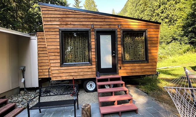 Enumclaw Cottage | Cozy cabin on the lake, close to Mount Rainier, skiing, hiking, downtown!