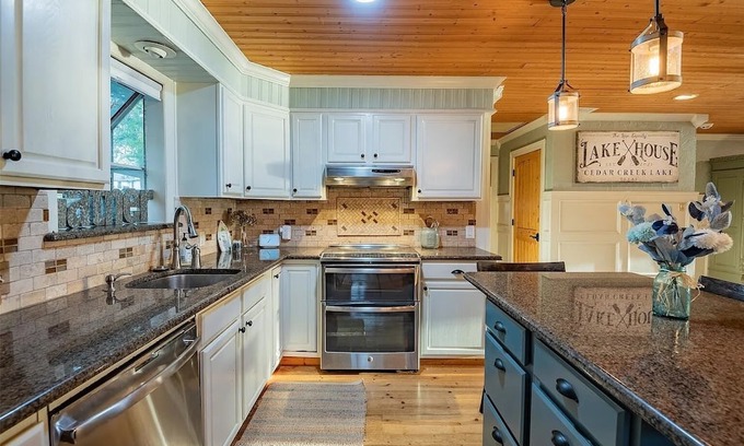 Enchanted Oaks House | Charming Boutique Lakefront Getaway - Cedar Creekn