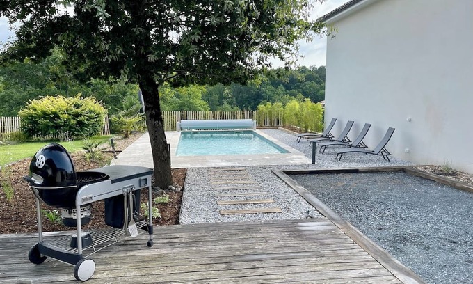 Maurens House | Maison Moderne à la Campagne, Climatisée, Piscine Chauffée Privative