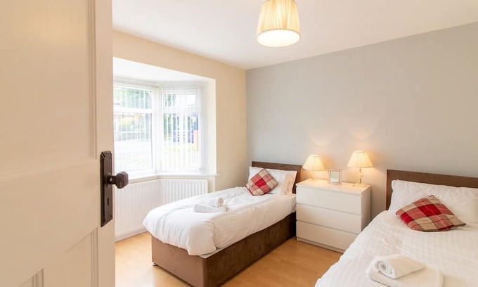 Framwellgate Moor House | Charming Bungalow, Large Garden + Modern Amenities| Pass the Keys