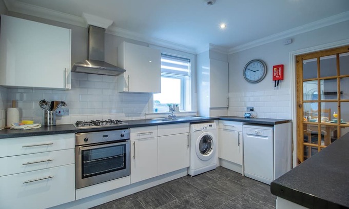 Coatbridge Apartment | 3-bedroom apartment in tranquil Coatbridge with WiFi