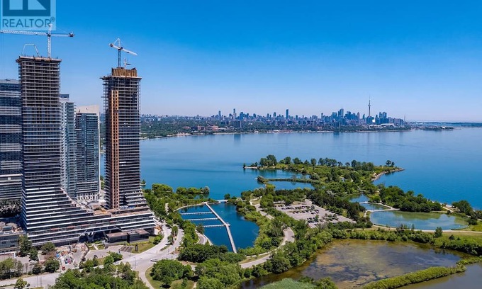 Humber Bay Condo | Gorgeous Condo By the Lake With Parking