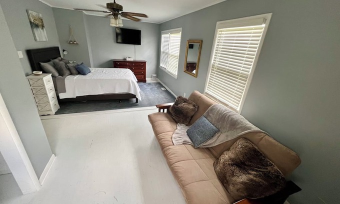 Oakhurst House | Charming 2-bedroom house in beautiful Tulsa with AC, WiFi